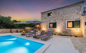 Stone House Luna